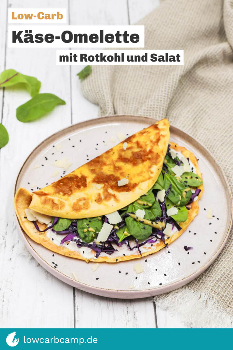 Käse-Omelette mit Rotkohl und Salat