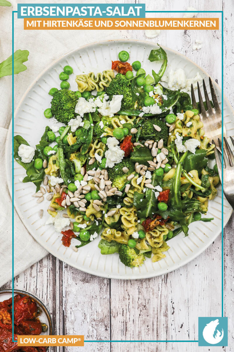 Erbsenpasta-Salat mit Hirtenkäse und Sonnenblumenkernen